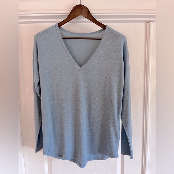 Abercrombie & Fitch Cozy Long-Sleeve V-Neck Legging Tee (size M) - Picture 3 of 4